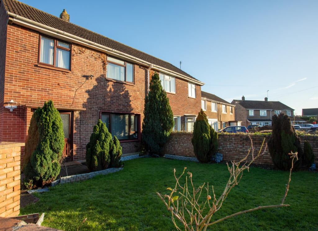 4 bedroom terraced house for sale in Longcroft Road, Thatcham, RG19