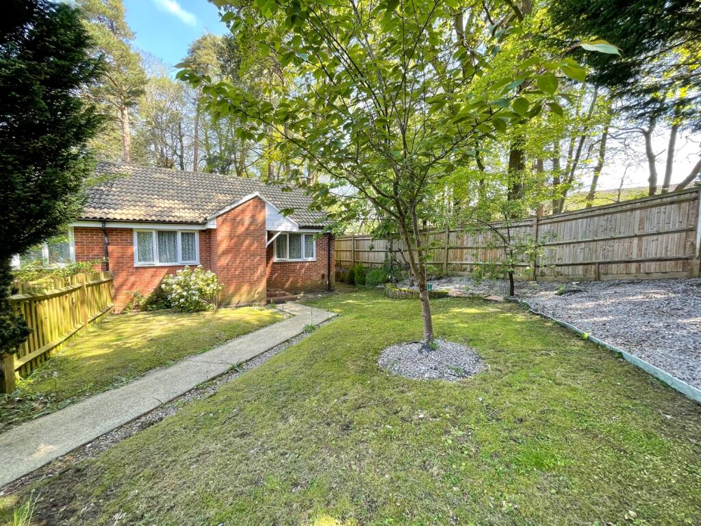 2 bedroom semidetached bungalow for sale in Bedford Close, Whitehill, Bordon, Hampshire, GU35