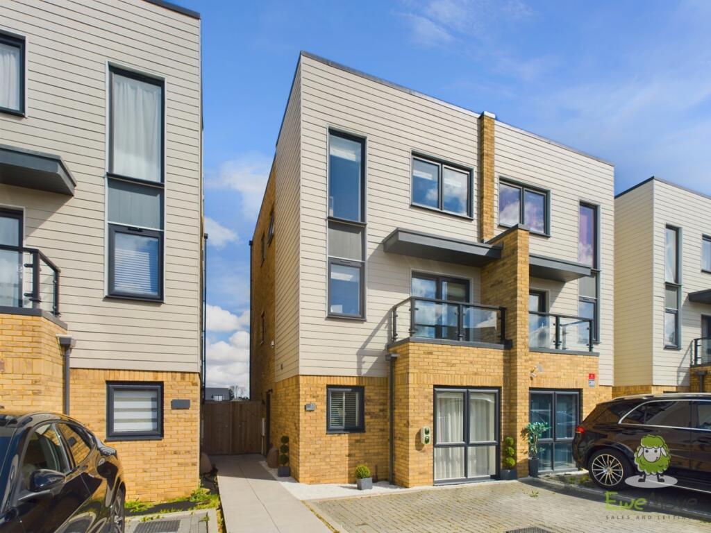 4 bedroom semidetached house for sale in BLOOMFIELDS, RAINHAM