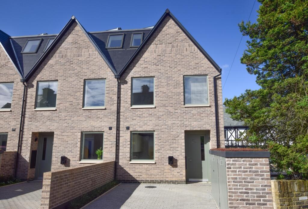 3 bedroom end of terrace house for sale in Elmwood Crescent, Kingsbury