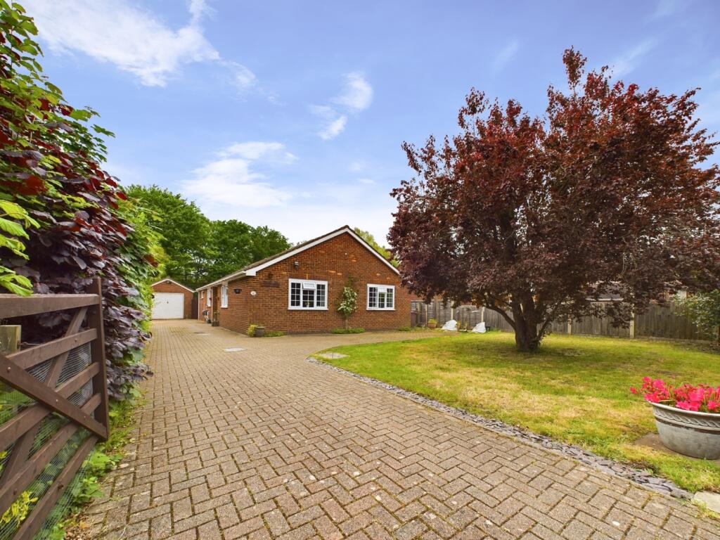 3 bedroom detached bungalow for sale in Chase Road, Lindford, Bordon