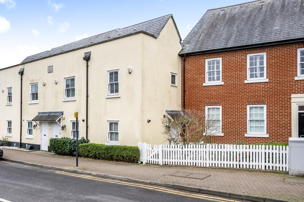 2 bedroom terraced house for sale in High Street, Farnborough Village