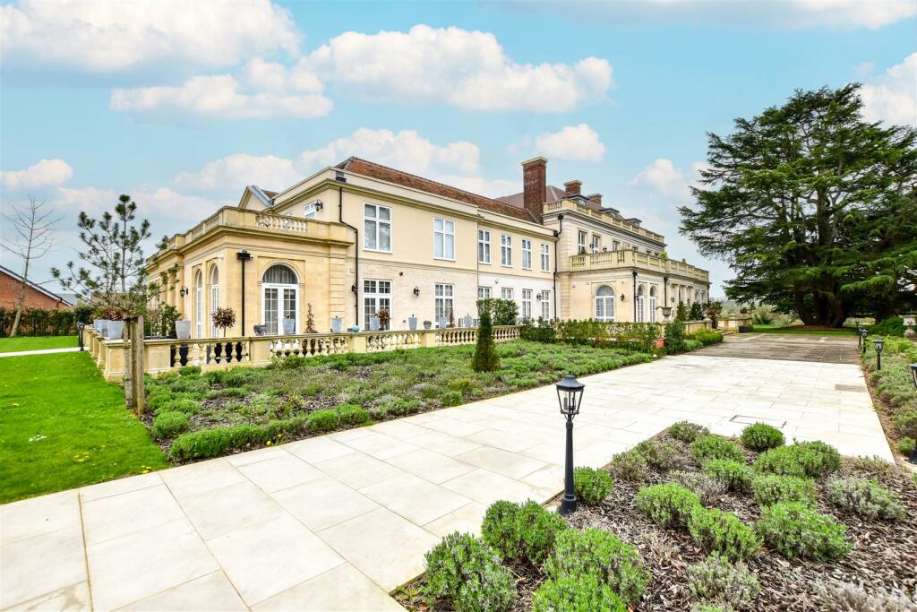 3 bedroom apartment for sale in Hanstead House, Bricket Wood, St. Albans, AL2