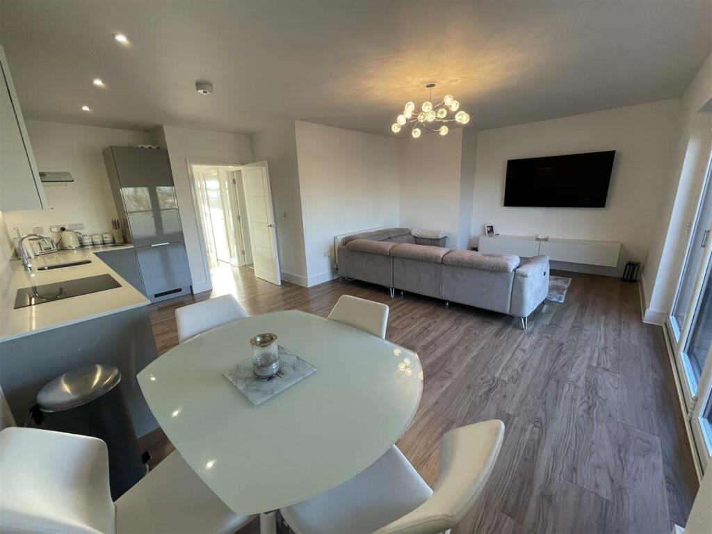 2 bedroom flat for sale in **LARGEST APARTMENT IN THE DEVELOPMENT**, Chelmsford, CM2