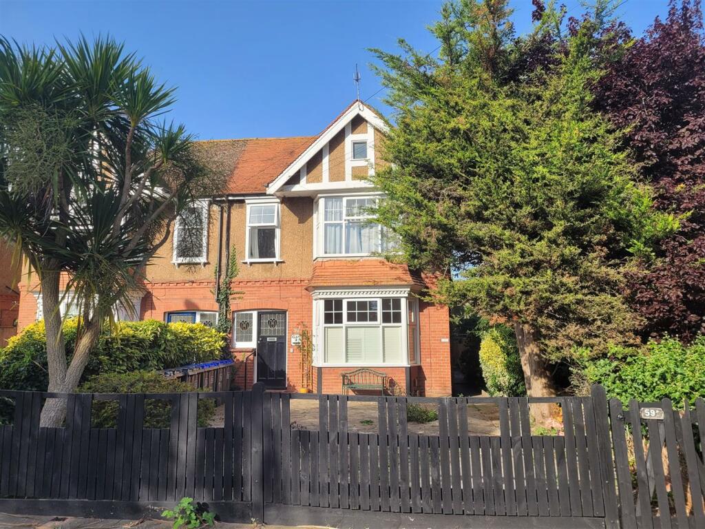Studio flat for sale in Downview Road, Worthing, BN11 4QY, BN11