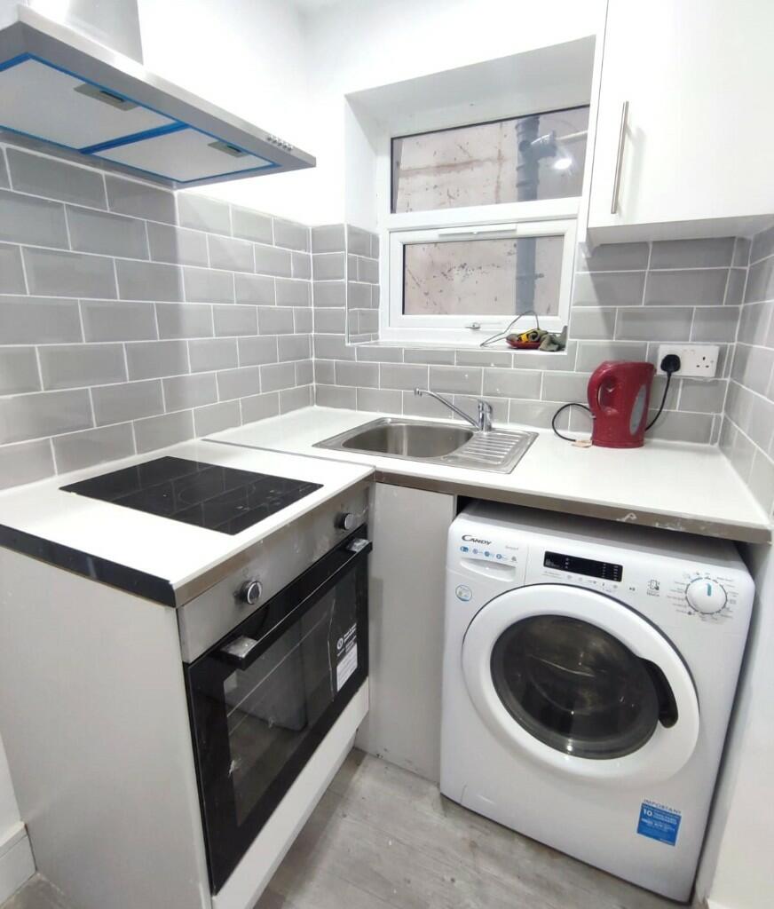 Studio flat for rent in Broadway, Cardiff(City), CF24