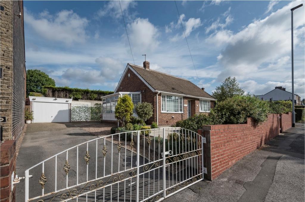 2 bedroom bungalow for sale in Carlton Road, Barnsley, S71