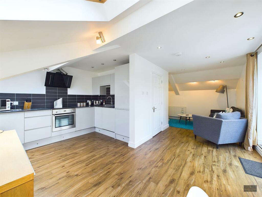2 bedroom flat for rent in West Street, Exeter, EX1