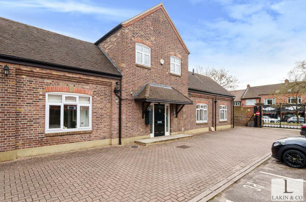 2 bedroom apartment for sale in Swakeleys Road, Ickenham, UB10