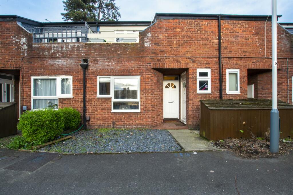 1 bedroom ground floor flat for sale in Frayslea, Uxbridge, UB8