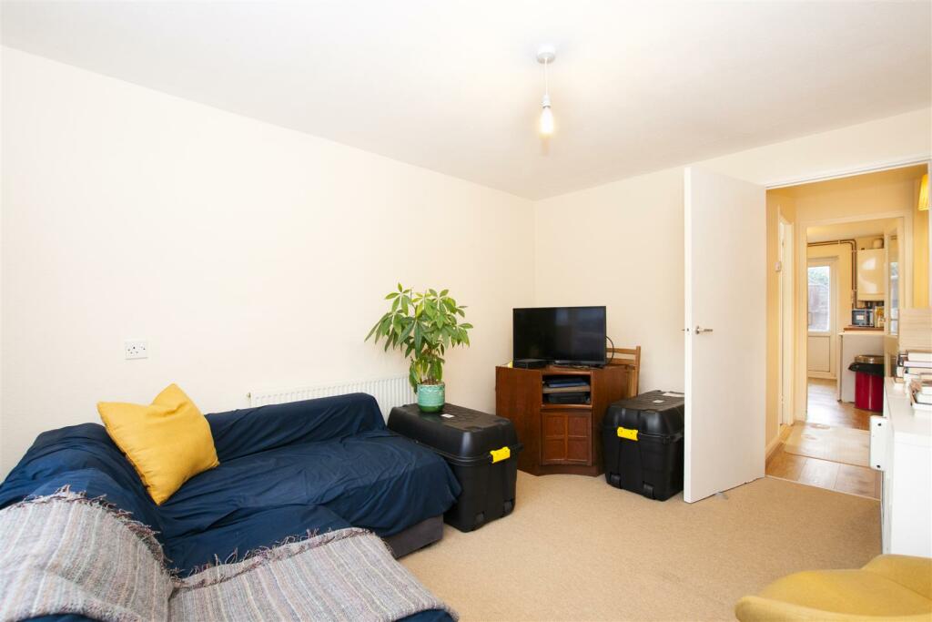 1 bedroom ground floor flat for sale in Frayslea, Uxbridge, UB8