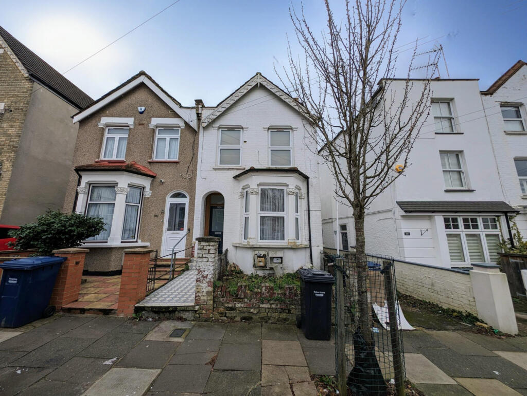 1 bedroom flat for sale in Glenthorne Road, Friern N11