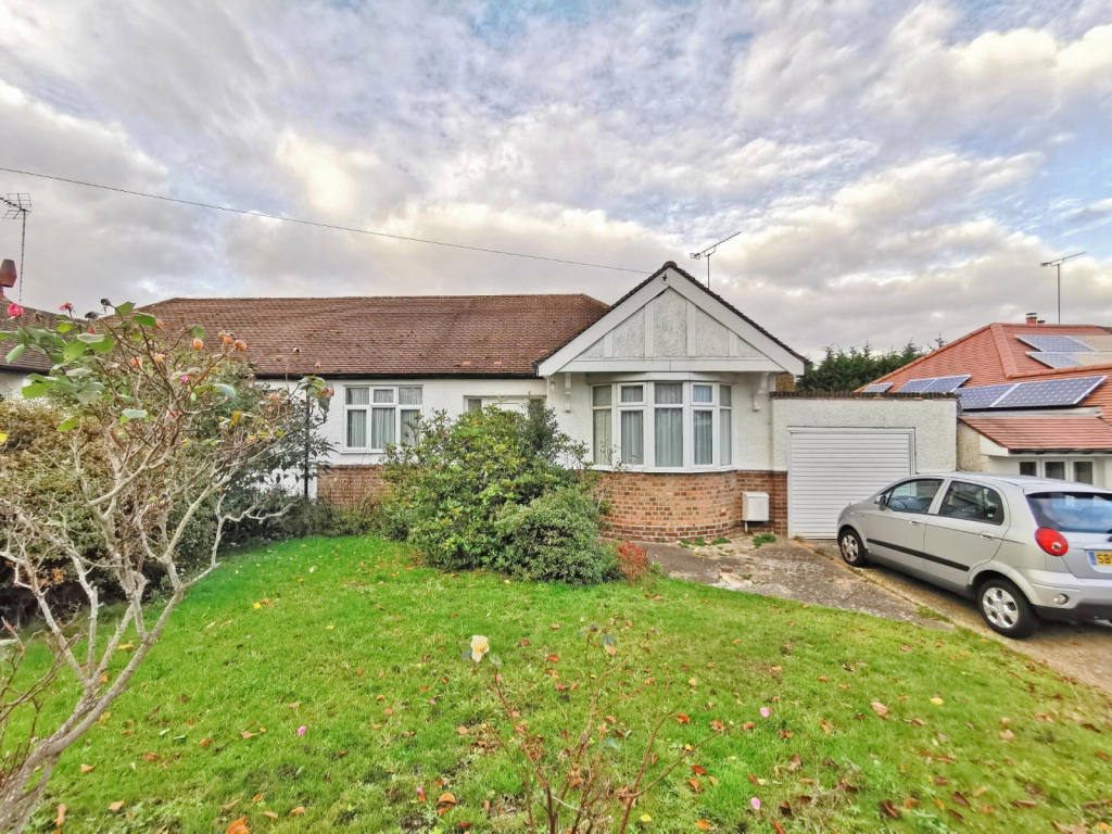 2 bedroom bungalow for sale in Haslemere Avenue, East EN4