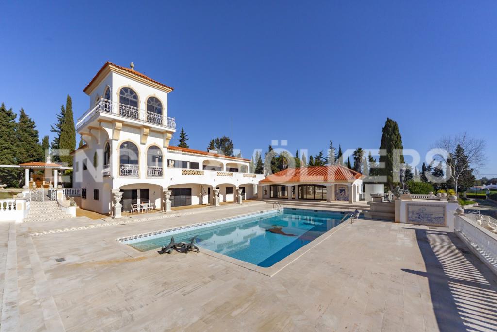 4 Bedroom Villa For Sale In Algarve, Lagoa, Portugal