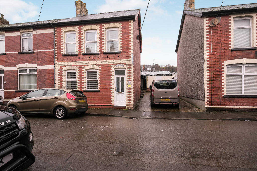 6 bedroom end of terrace house for sale in Cambria Street, Pontypool, NP4