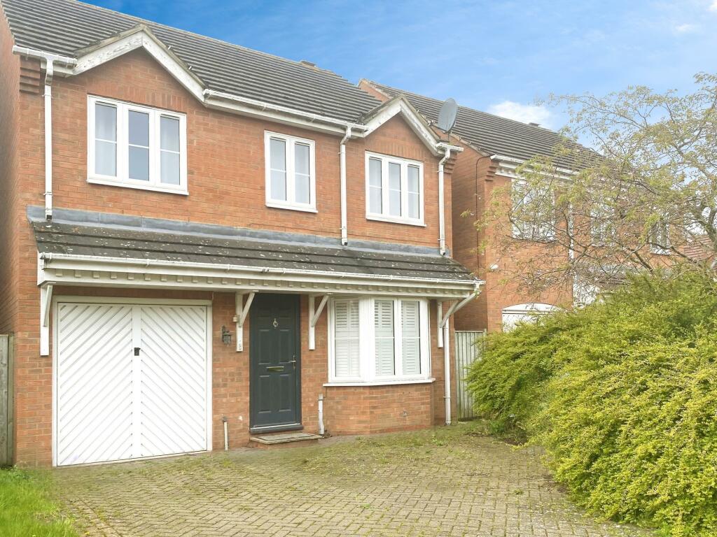 3 bedroom detached house for sale in Lark Vale, Aylesbury, HP19
