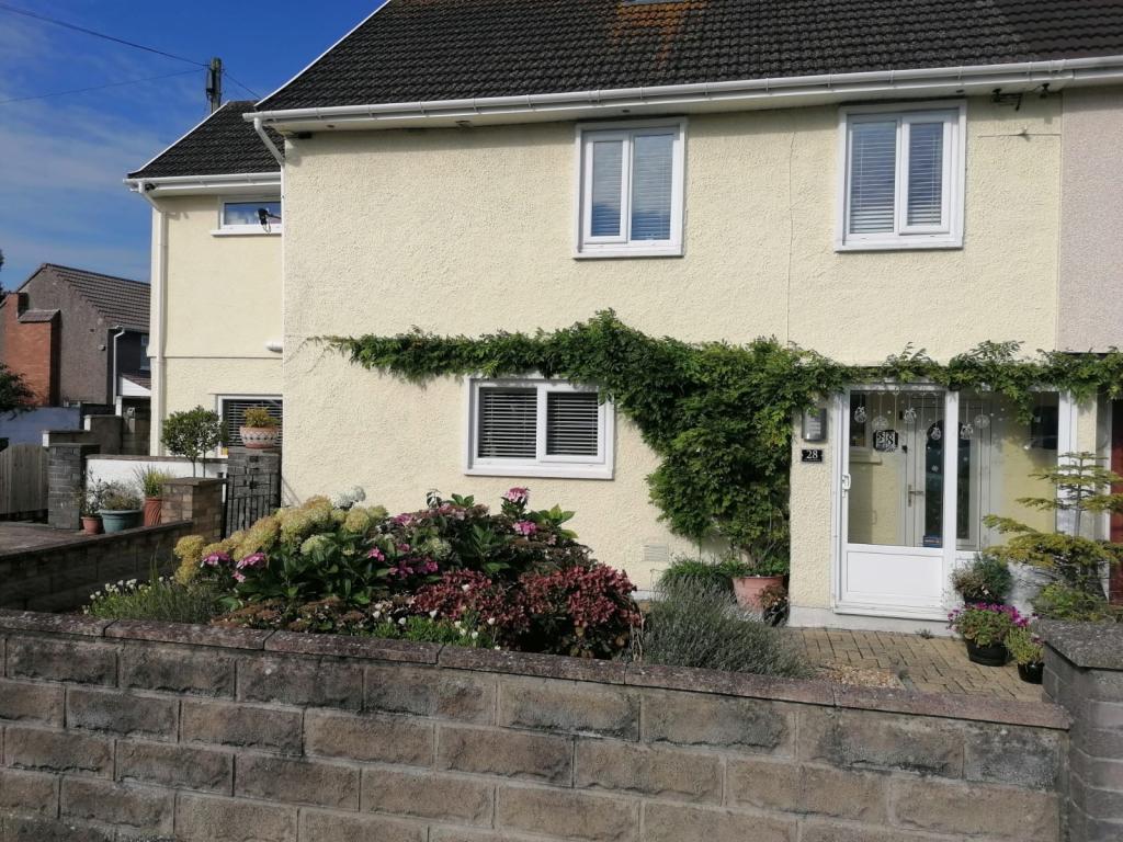 3 bedroom semidetached house for sale in Laburnum Way, Penarth, CF64