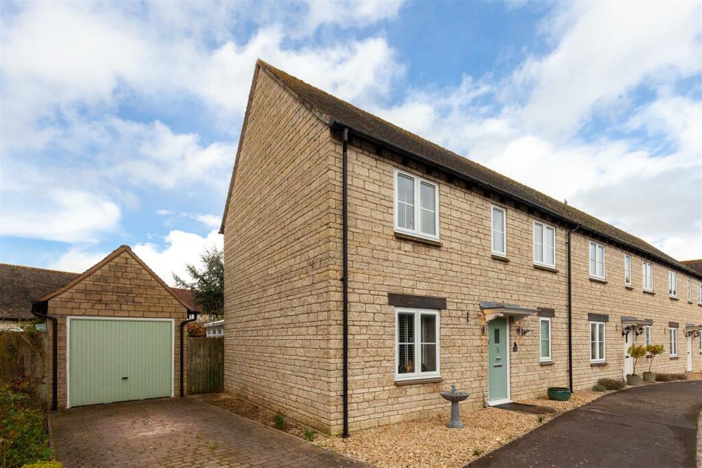 2 bedroom end of terrace house for sale in Hawthorn Drive, Bradwell