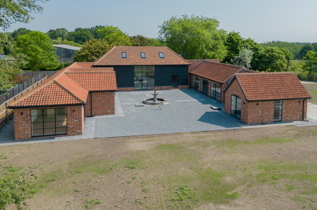 4 bedroom detached house for sale in Maldon Road, Great Braxted, CO5