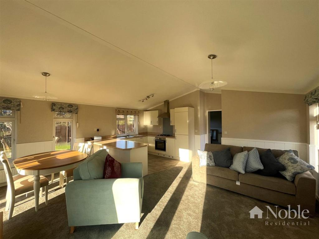 1 bedroom property for sale in St. Marys Lane, Upminster, RM14