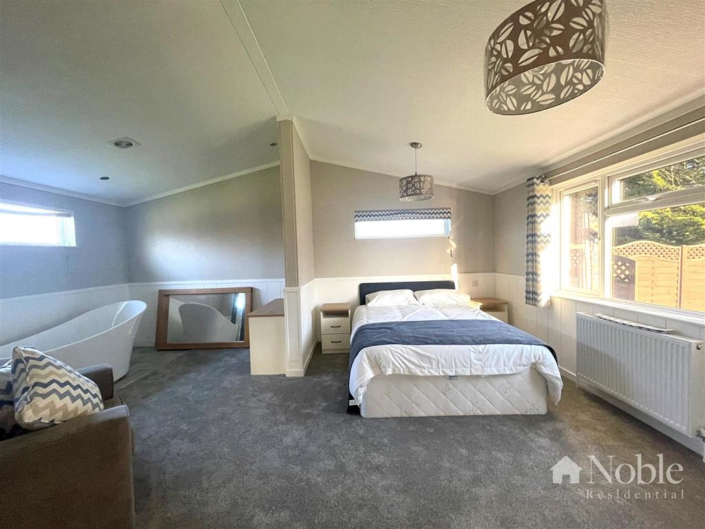 1 bedroom property for sale in St. Marys Lane, Upminster, RM14