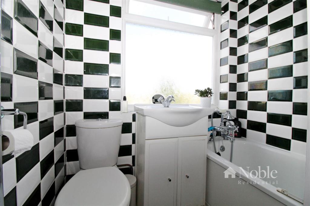 3 bedroom terraced house for sale in Chestnut Avenue, Hornchurch, RM12