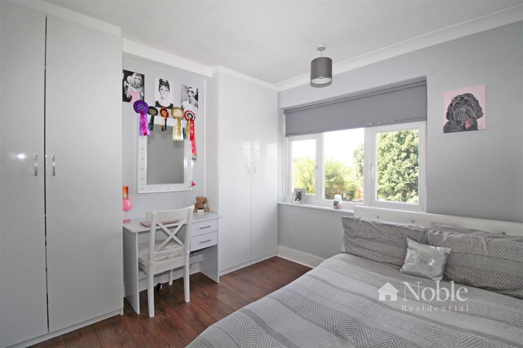 3 bedroom terraced house for sale in Chestnut Avenue, Hornchurch, RM12