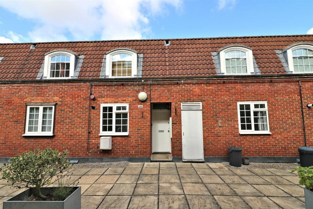 2 bedroom flat for sale in Longcroft House, Welwyn Garden City, AL8