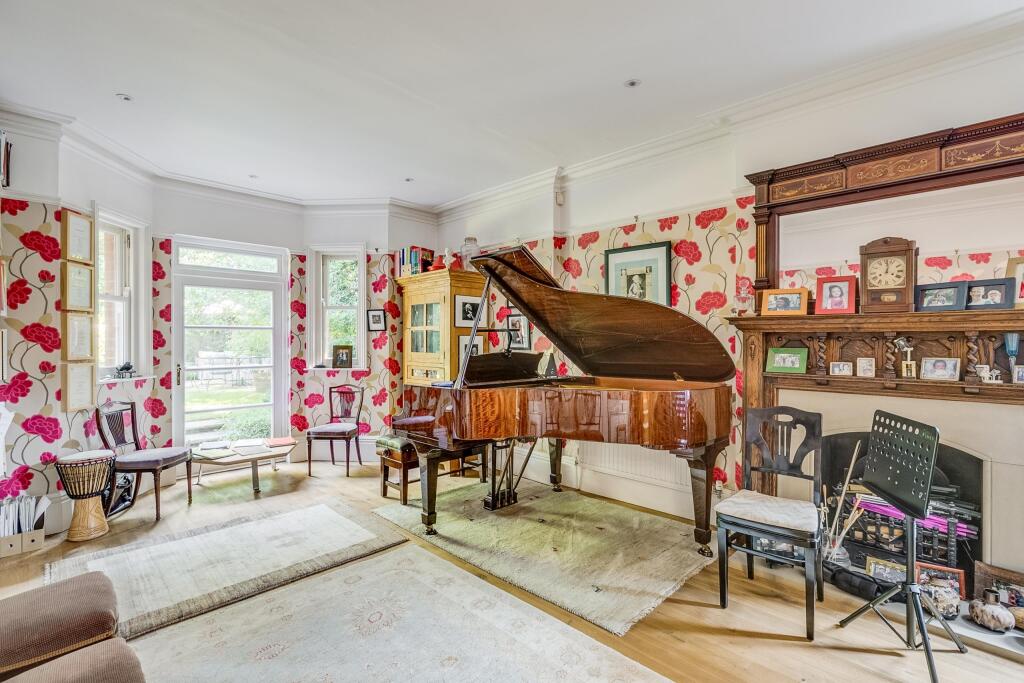 Additional property image - Hall Place Gardens, St Albans, AL1