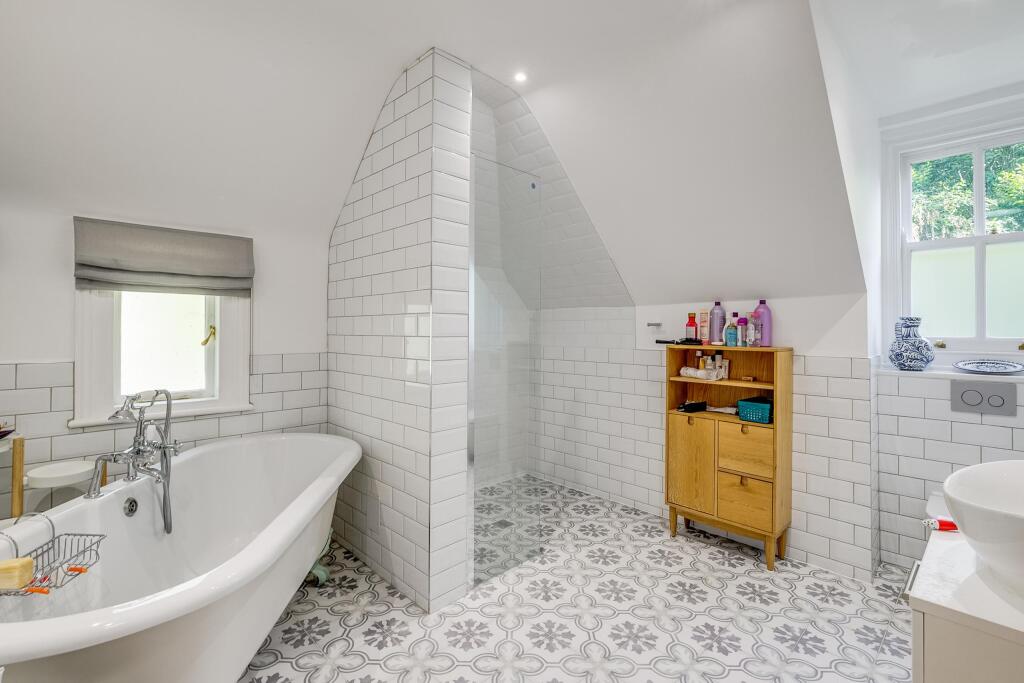 Additional property image - Hall Place Gardens, St Albans, AL1