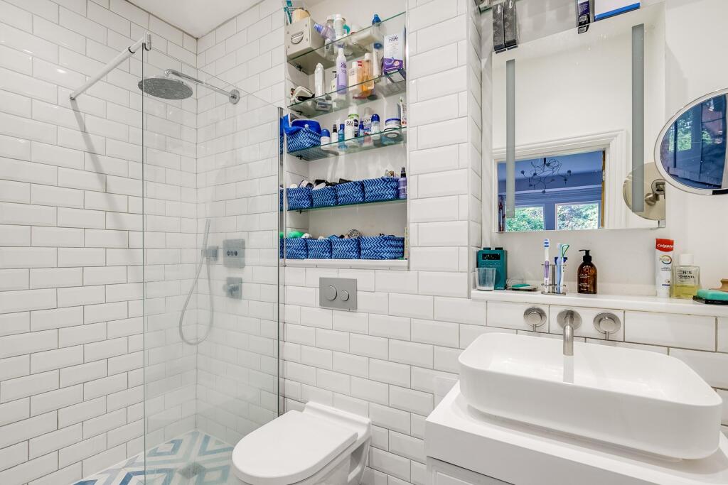 Additional property image - Hall Place Gardens, St Albans, AL1