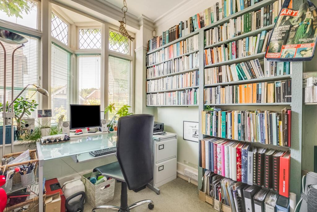 Additional property image - Hall Place Gardens, St Albans, AL1