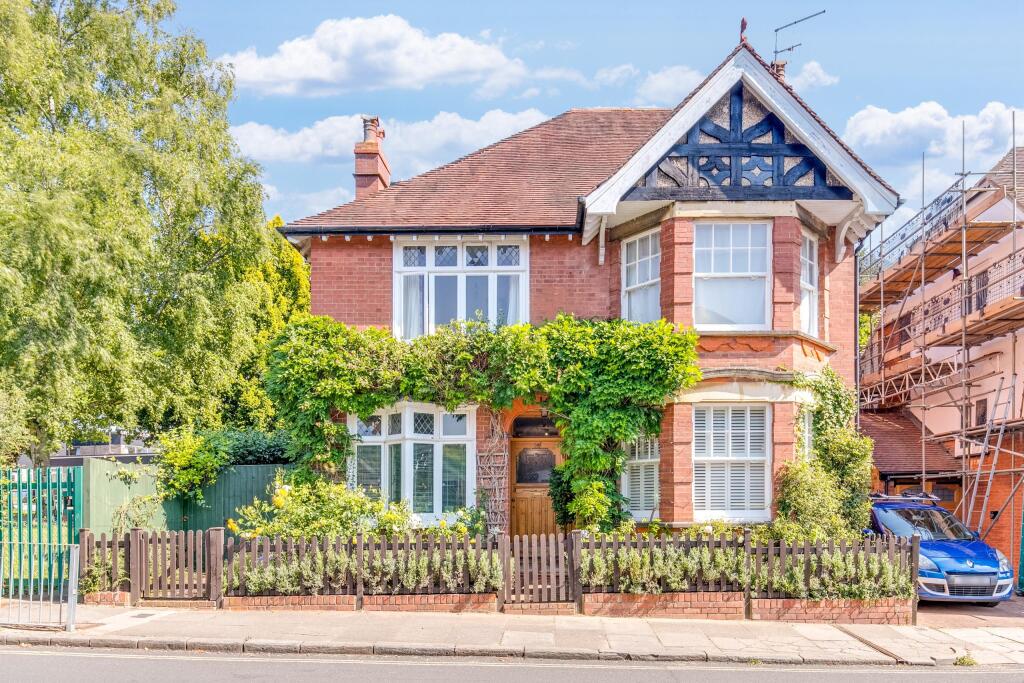 Additional property image - Hall Place Gardens, St Albans, AL1