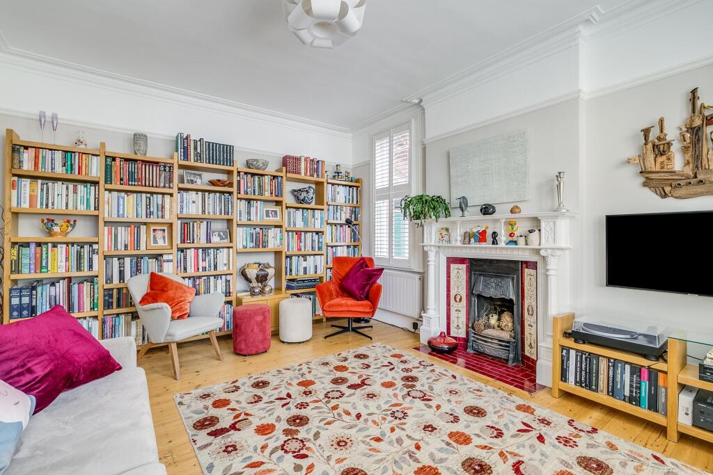 Additional property image - Hall Place Gardens, St Albans, AL1