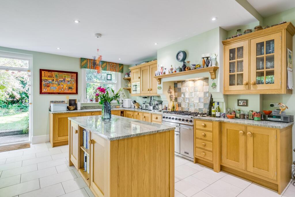 Additional property image - Hall Place Gardens, St Albans, AL1