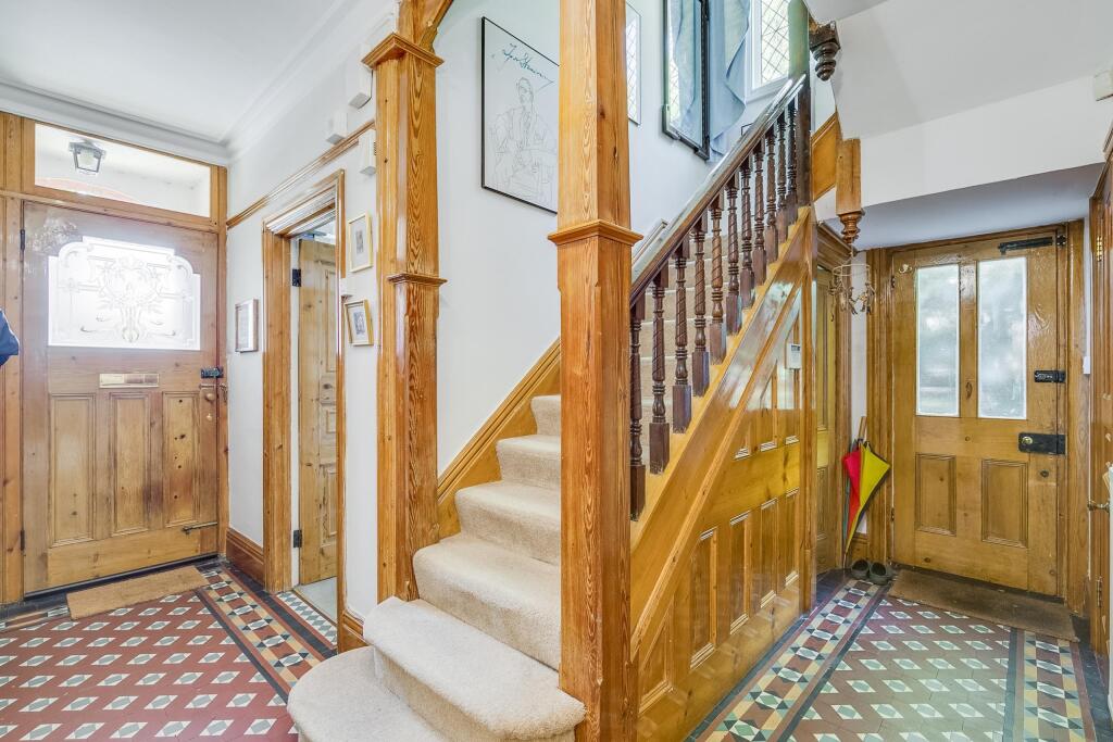 Additional property image - Hall Place Gardens, St Albans, AL1