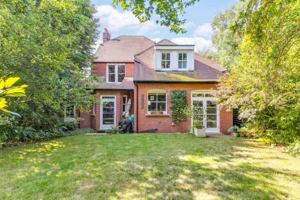 Additional property image - Hall Place Gardens, St Albans, AL1