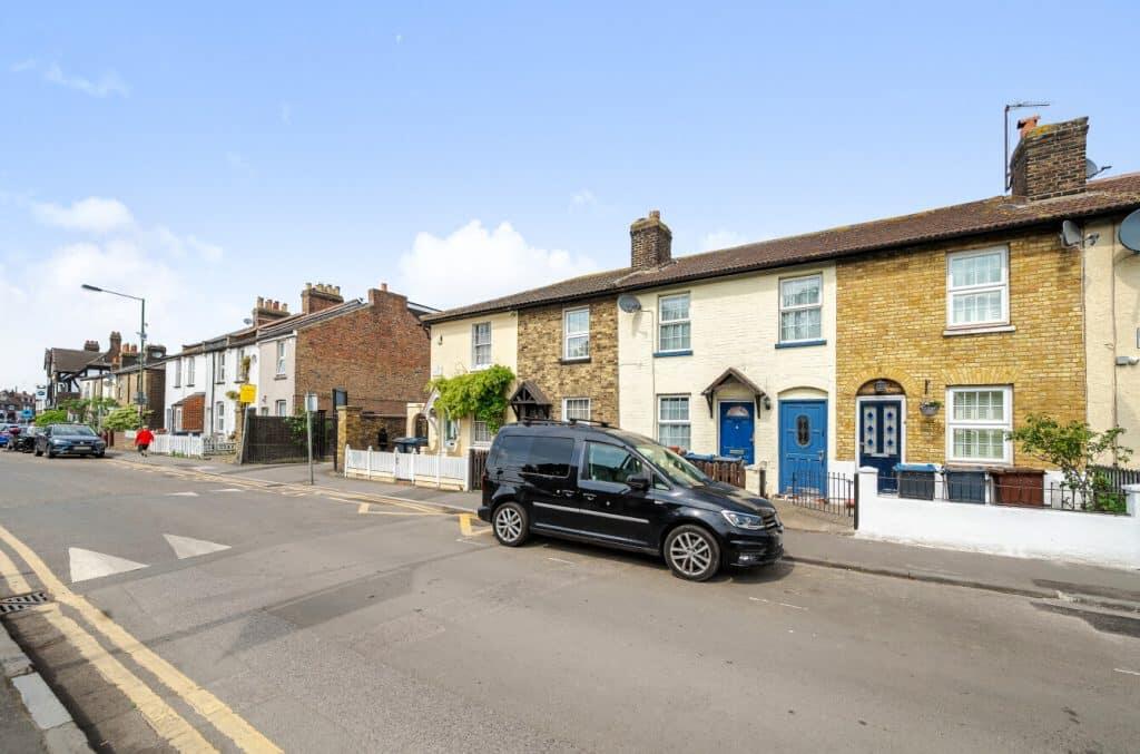 Main image of property: 2 bed cottage to rent on Commonside East, Mitcham CR4