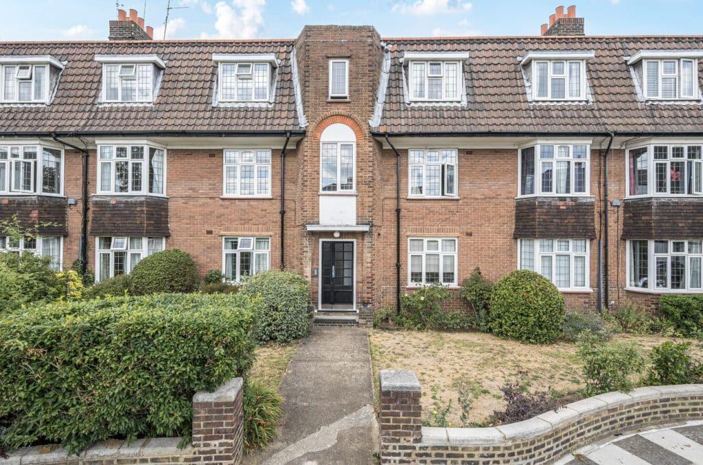 Main image of property: 2 bedroom flat to rent in Kelvin Drive, St Margarets TW1
