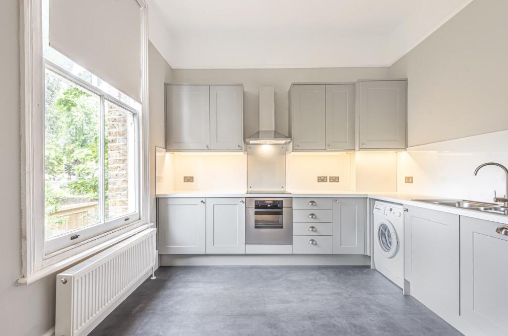 Main image of property: 2 bedroom flat to rent in The Barons, St Margarets TW1