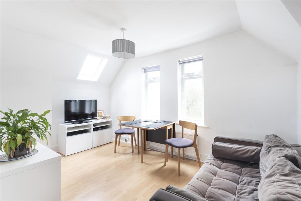 Main image of property: 2 bed flat to rent in St Margarets, TW1