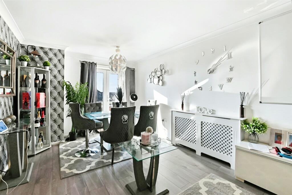 2 bedroom apartment for sale in Tallow Close, Dagenham, RM9