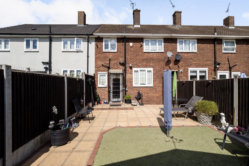 2 bedroom terraced house for sale in Briar Road, Romford, RM3