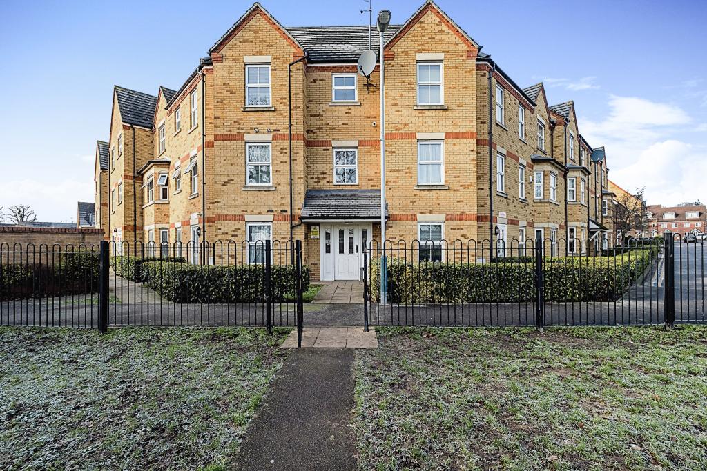 1 bedroom flat for sale in 16 Kew Close, Romford, RM1