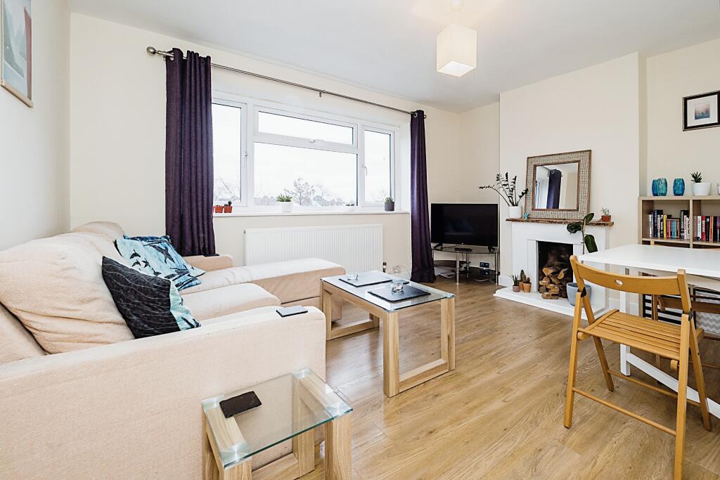 3 bedroom flat for sale in Bevan Way, Hornchurch, RM12