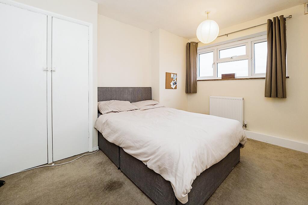3 bedroom flat for sale in Bevan Way, Hornchurch, RM12