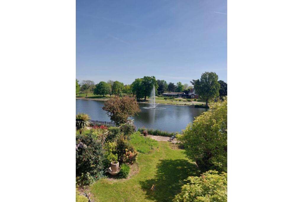 3 bedroom semidetached house for sale in Lake Rise, Romford, RM1