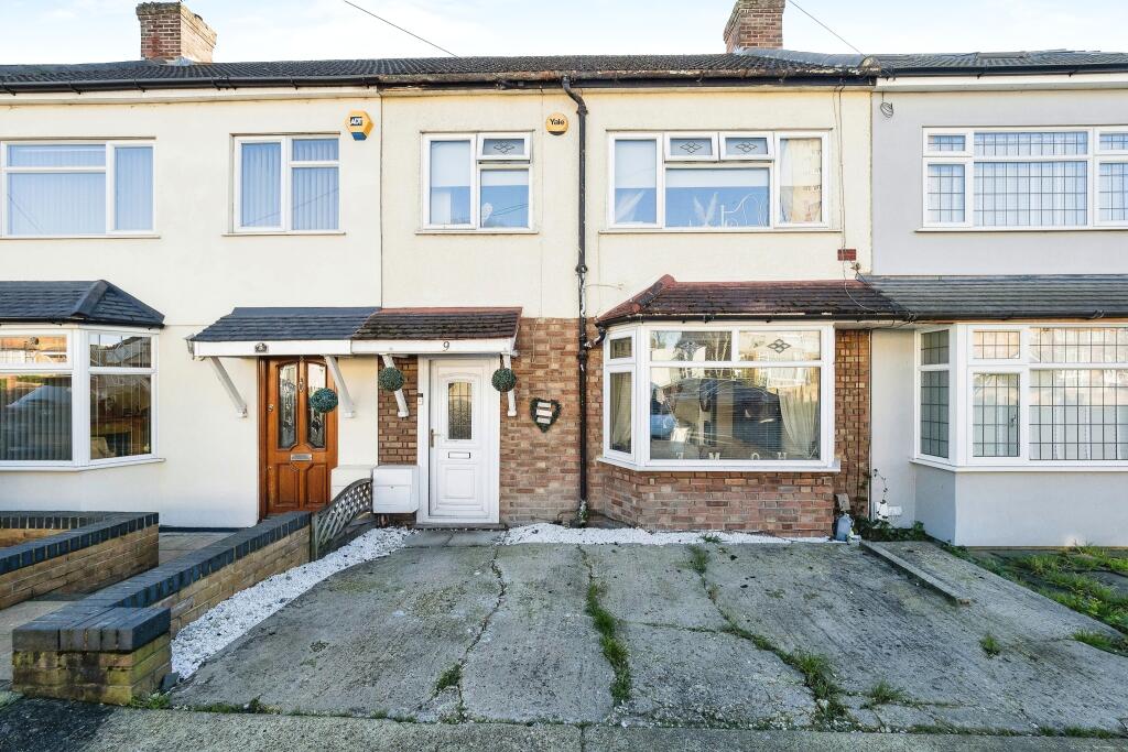 3 bedroom terraced house for sale in Ashvale Gardens, Romford, RM5
