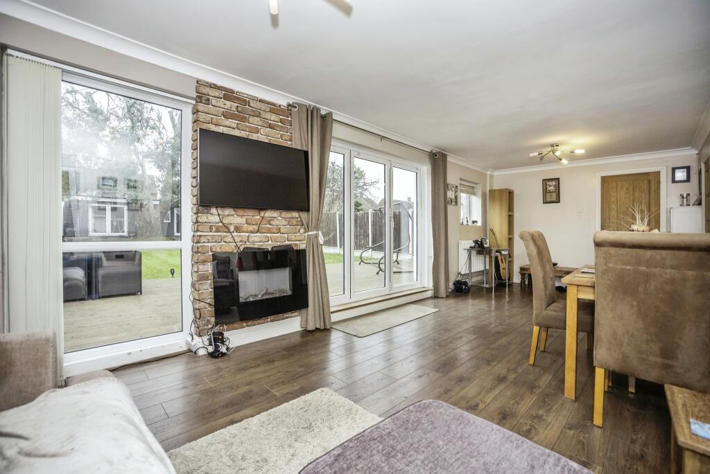 3 bedroom semidetached house for sale in Whitmore Avenue, Grays, RM16