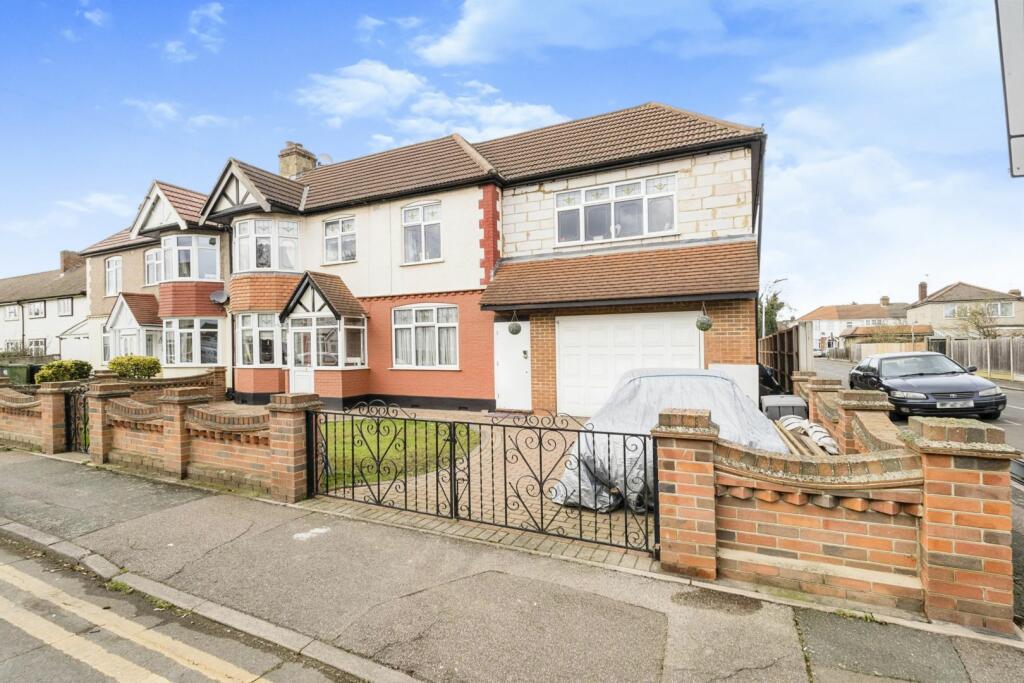 5 bedroom semidetached house for sale in Ainsley Avenue, Romford, RM7